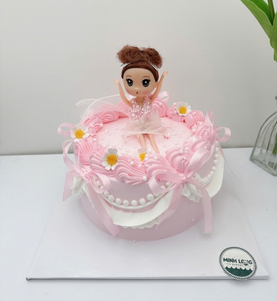 Bánh kem dành cho bé gái lên 6 tuổi tone hồng 