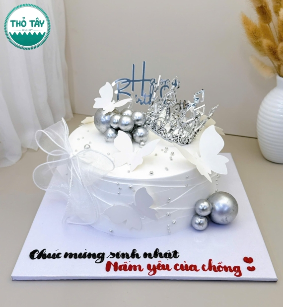 Bánh kem dành nữ tone trắng phụ kiện vương miện