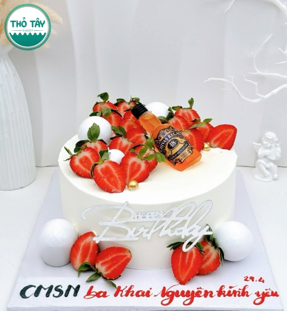 Bánh Kem trái cây phủ đầy dâu tây