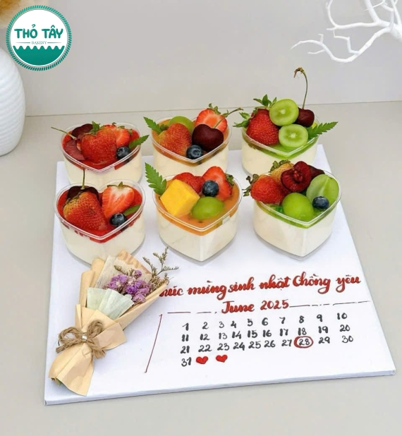 sét bánh panna cotta kèm hoa nhỏ