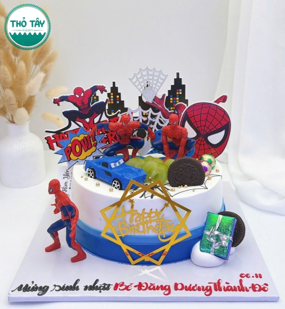 Bánh kem trang trí người nhện cho bé trai 5 tuổi