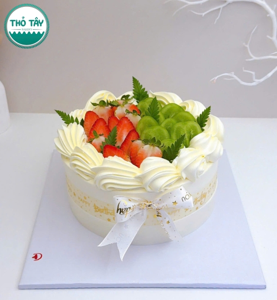 Mẫu bánh sinh nhật phô mai mix 2 loại trái cây dâu và nho xanh