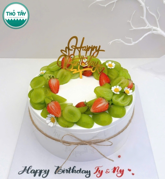 Mẫu bánh sinh nhật mix nhỏ và dâu tây đỏ