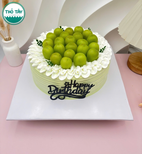 Bánh Kem trái cây gắn nho tươi