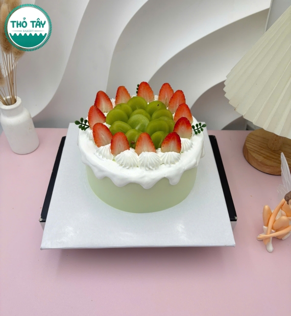 Bánh Kem trái cây gắn nho dâu tây