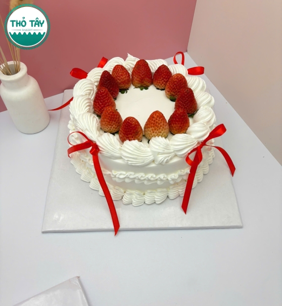 Bánh Kem trang trí dâu tây -Bánh Kem Cần Thơ
