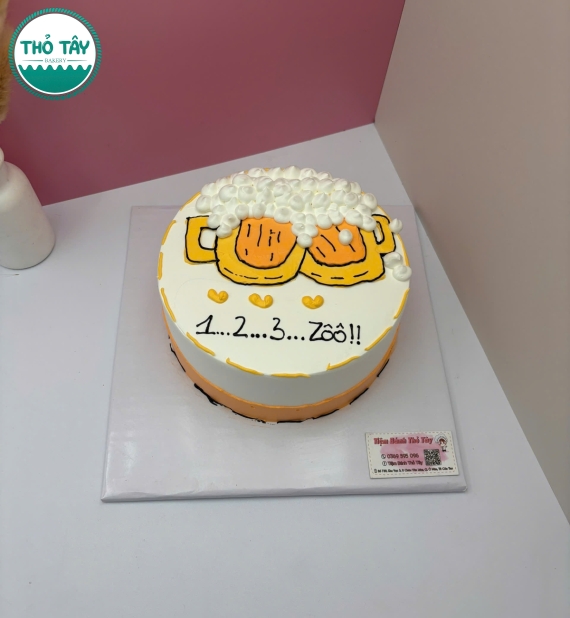 Bánh sinh nhật vẽ hình 2 ly bia màu vàng