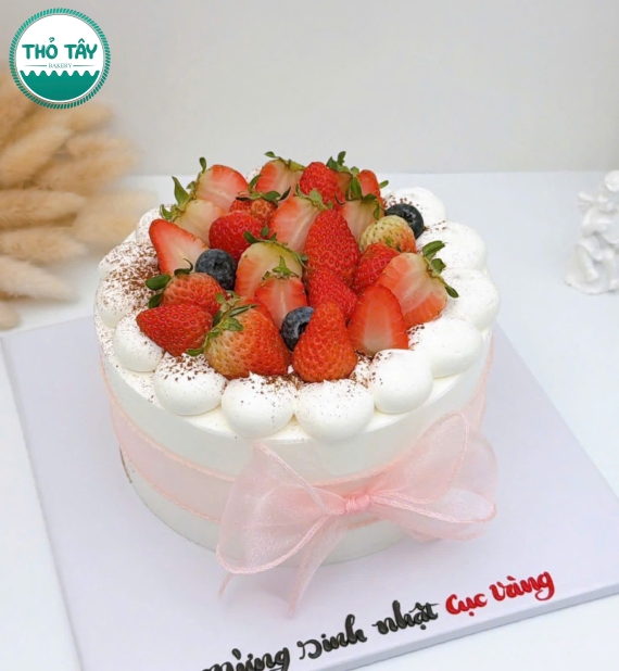 Bánh Kem trái cây kèm dâu tây tươi mát