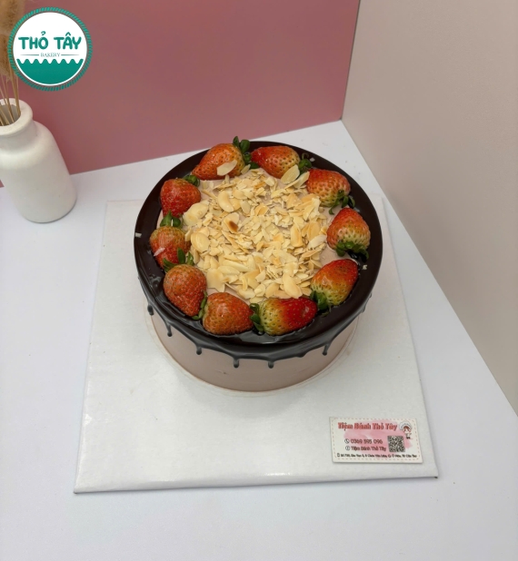 Bánh Kem trái cây kèm socola kèm dâu tây phủ đầy hạnh nhân