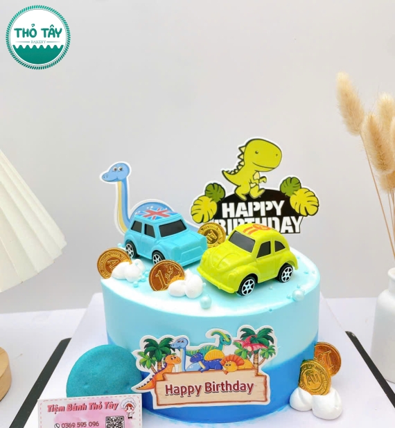 Bánh kem dành cho bé trai trang trí khủng long và xe ô tô