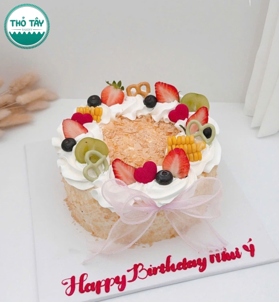 Bánh Kem trái cây mix hạnh nhân ngon ở đường 30-4