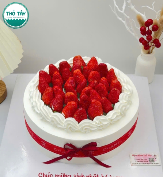 Bánh Kem trái cây trang trí dâu tây tươi cao cấp
