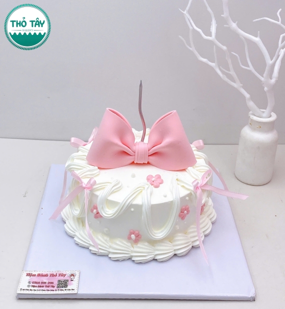 Bánh Kem chúc mừng sinh nhật bạn 18 tuổi tone hồng nơ hồng xinh sắn 