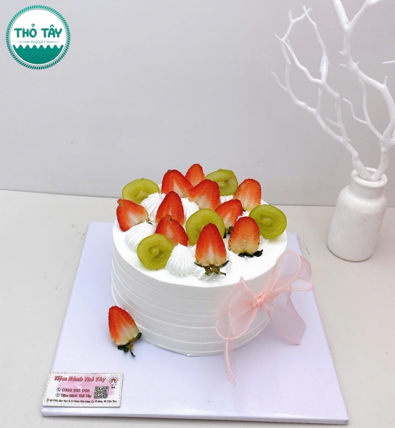 Bánh Kem trái cây tone trắng tặng bạn 