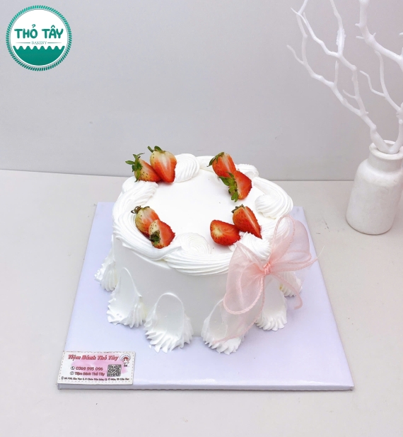 Bánh Kem tone trắng mix dâu tươi 