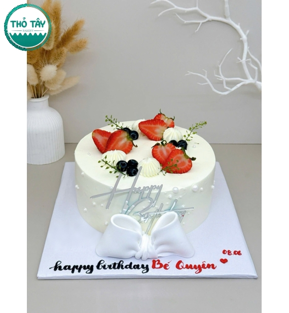 Bánh Kem trái cây phủ kèm nơ fondant