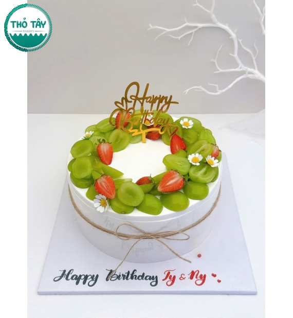 Mẫu bánh sinh nhật mix nhỏ và dâu tây đỏ