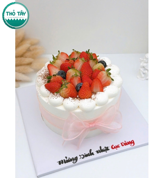 Bánh Kem trái cây kèm dâu tây tươi mát