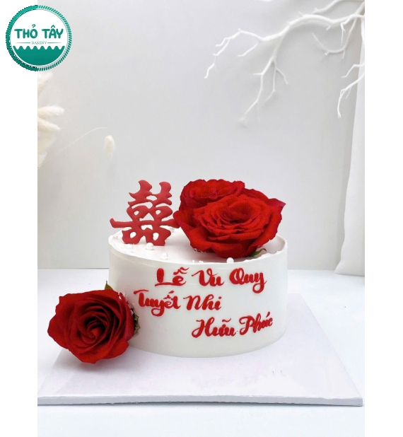 Bánh Cưới tone đỏ kết hợp hoa tươi mẫu đẹp 2026