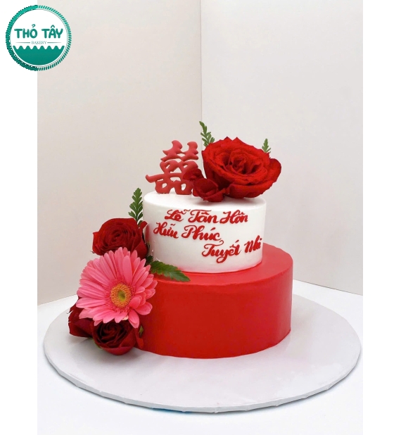 Bánh Cưới tone đỏ 2 tầng kết hợp hoa tươi
