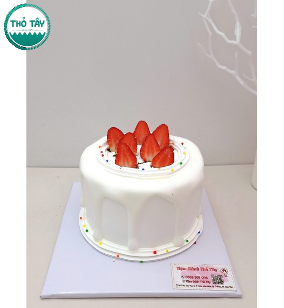 Bánh Kem Trái Cây tone trắng mix dâu tây 